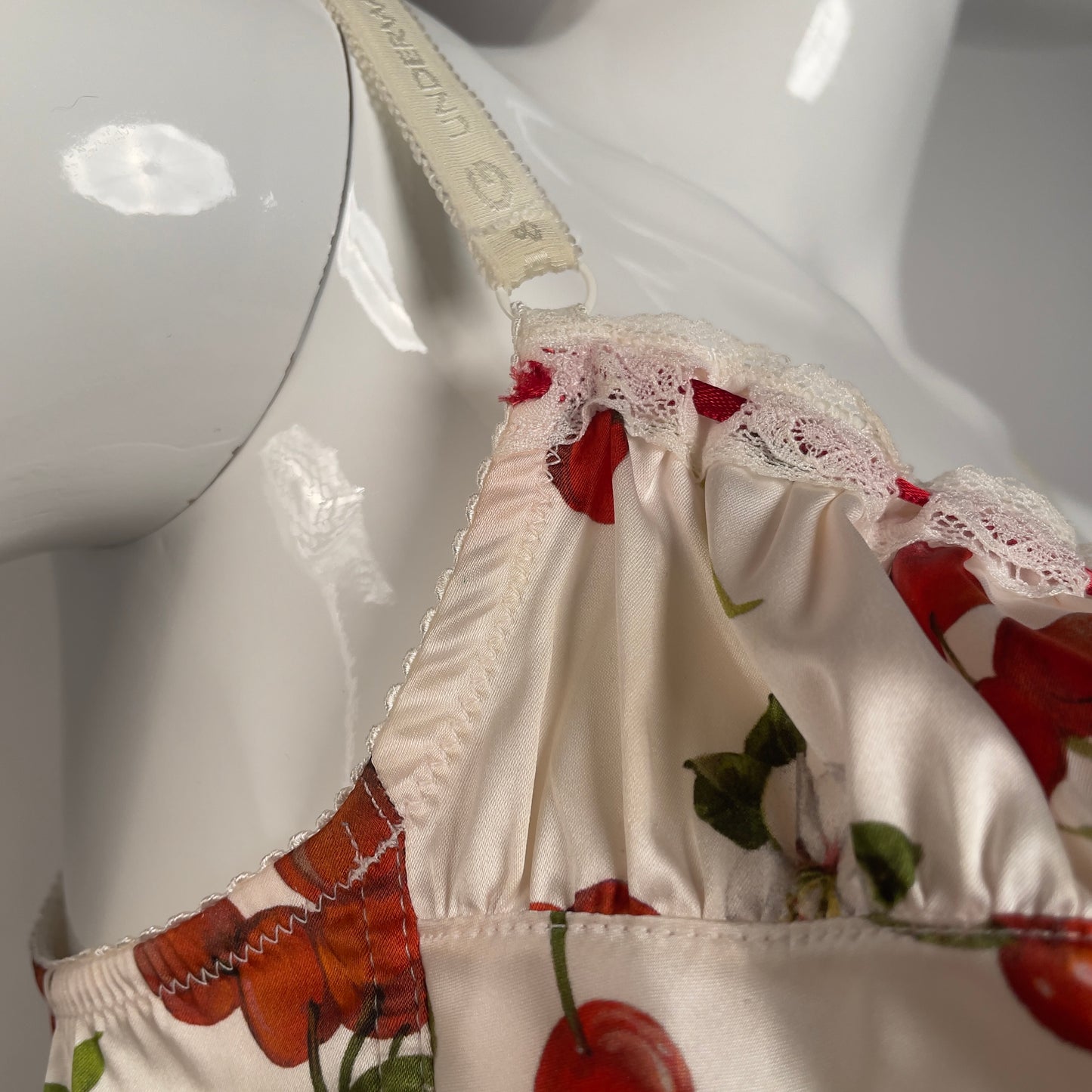 D&G cherry milkmaid two piece (4IT/XL)